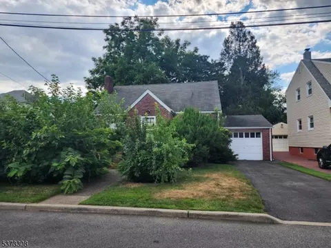 8 Bakers Ct, Clifton, NJ 07011
