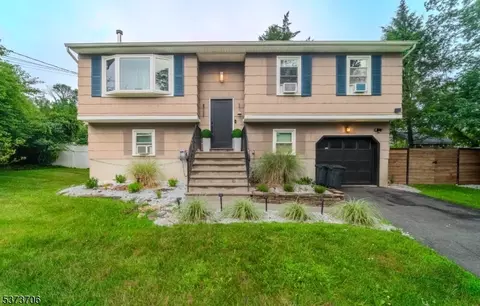 5 Delaware Ave, Lake Hopatcong, NJ 07849