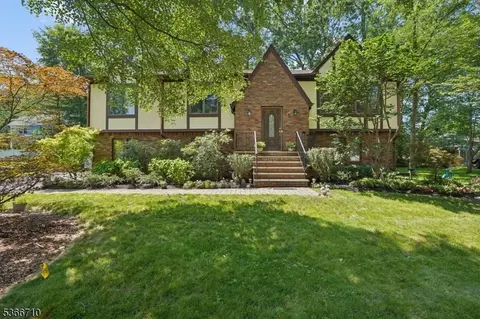 15 Woglum Pl, Berkeley Heights, NJ 07922
