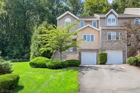 68 Edgefield Dr, Morris Plains, NJ 07950