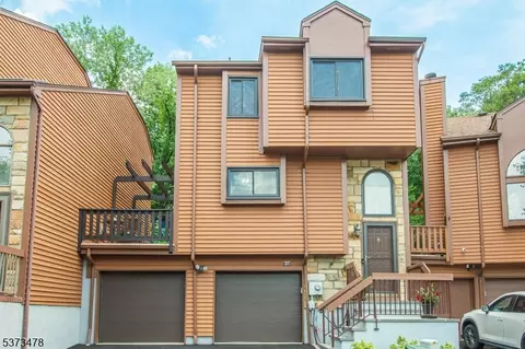 31 Flintlock Ter, Rockaway, NJ 07866