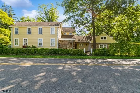 2 Cherry Ln, Brookside, NJ 07926