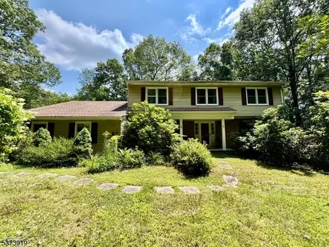 7 Cozy Lake Rd, Oak Ridge, NJ 07438
