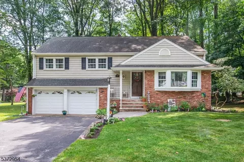 17 Grove Ave, Morris Plains, NJ 07950