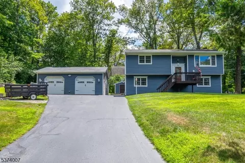 6 Juniper Rd, Highland Lakes, NJ 07422