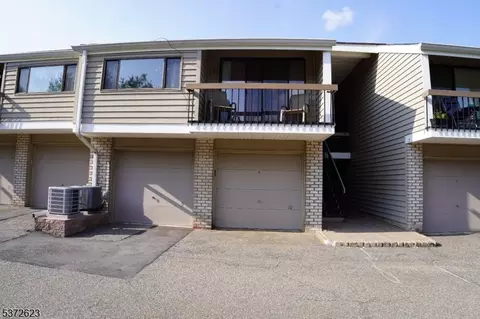 10 The Cres, Clinton, NJ 08809