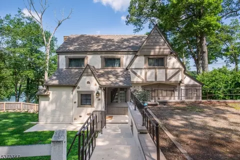 67 Wildwood Rd, Oak Ridge, NJ 07438