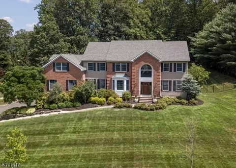 1 Applewood Ln, Randolph, NJ 07869
