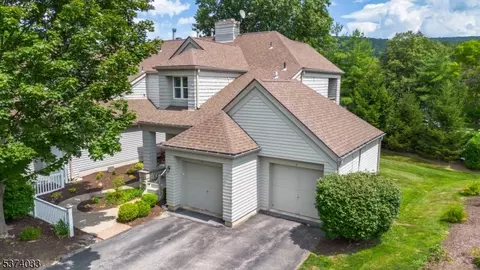 2 Harker Hill Dr #2, Hamburg, NJ 07419