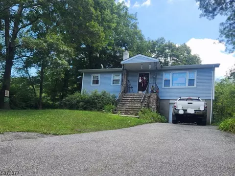28 Lakeside Dr NW, Sussex, NJ 07461