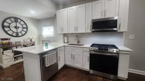 16 Magnolia St, Belleville, NJ 07109