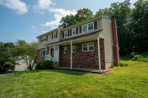 16 Hemlock Dr, Sussex, NJ 07461