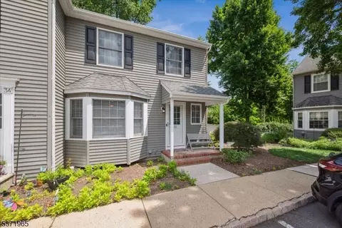 32 Village Ct, Bound Brook, NJ 08805