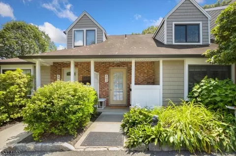 402 Betty Ln, Mine Hill, NJ 07803