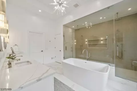 Bath - 14 Argyle Ct, Summit, NJ 07901 photo 2 of 8