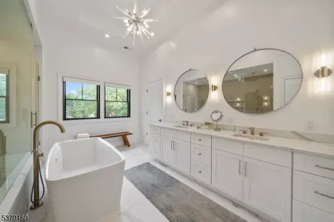 Bath - 14 Argyle Ct, Summit, NJ 07901 photo 3 of 8