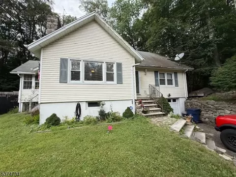 145 Breakneck Rd, Highland Lakes, NJ 07422