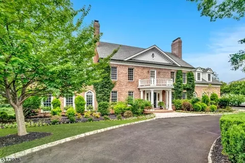 25 Fairway Dr, Green Brook, NJ 08812