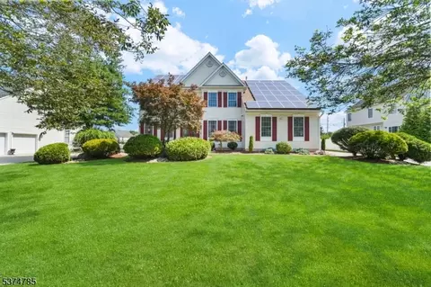 4 Margaret Dr, Somerset, NJ 08873