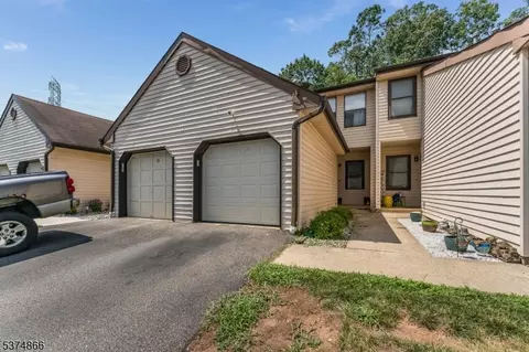 112 Sequoia Ct, Flemington, NJ 08822