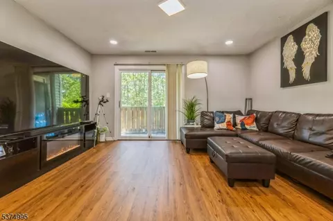 5208 Ravens Crest Dr, Plainsboro, NJ 08536