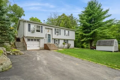 28 Princeton Rd, Hewitt, NJ 07421