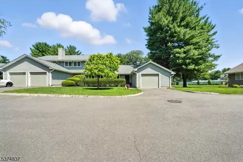 106 Hopkins Ct, Mahwah, NJ 07430