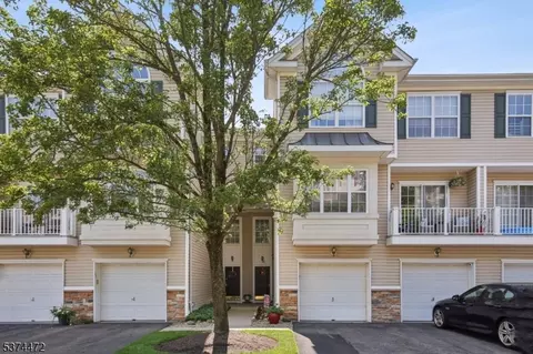 64 Lakeview Ct, Pompton Lakes, NJ 07442