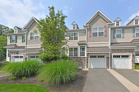 6 Masterson Ct, Waldwick, NJ 07463