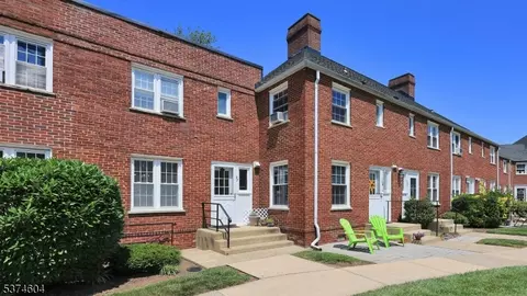 27 Parkway Vlg, Cranford, NJ 07016