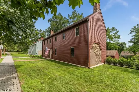 60 Center St, Clinton, NJ 08809