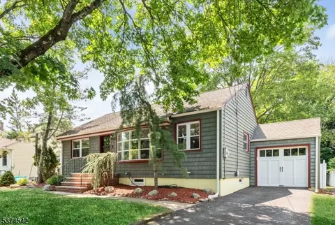 27 Kennedy Dr, Waldwick, NJ 07463