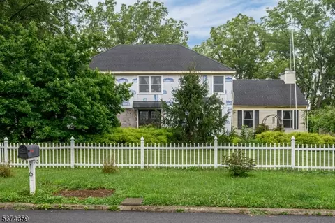 16 Pinewood Ln, Washington, NJ 07882