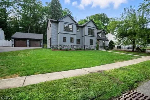 51 Southwynde Dr, Denville, NJ 07834