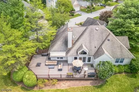 5 Red Oak Dr, Hamburg, NJ 07419