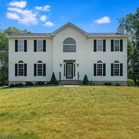 11 Macintosh Dr, Lafayette, NJ 07848