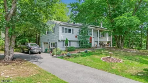 15 Brookwood Dr, Mahwah, NJ 07430