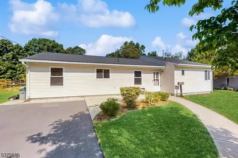 73 Kendall Rd, Kendall Park, NJ 08824