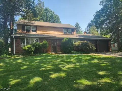 11 Lilac Ln, Somerset, NJ 08873