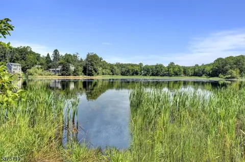 7 Lake St, Highland Lakes, NJ 07422