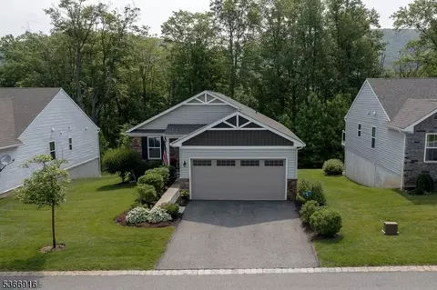 10 Devon Ct, Hamburg, NJ 07419