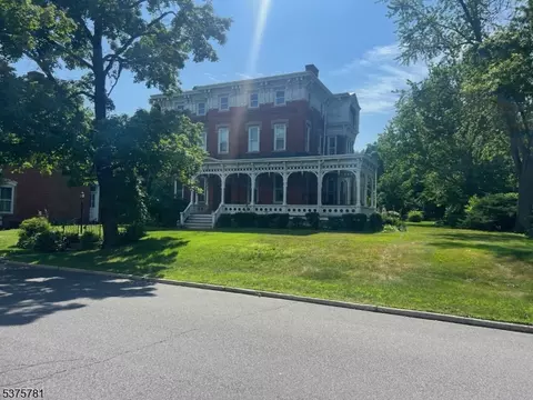 15 Market St, Somerset, NJ 08873