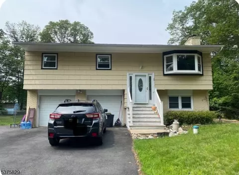 26 Temple Trl, Hopatcong, NJ 07843