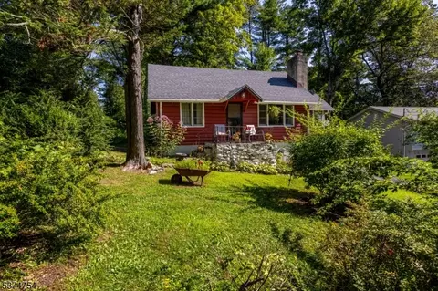 106 Spruce Ln, Highland Lakes, NJ 07422