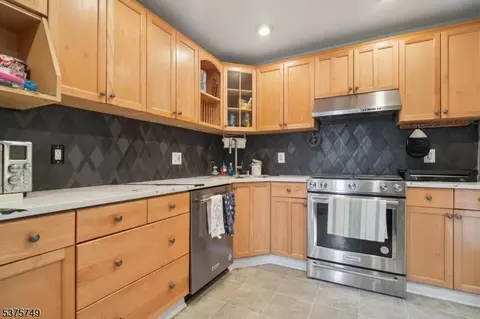 47 Howard Ct, Newark, NJ 07103