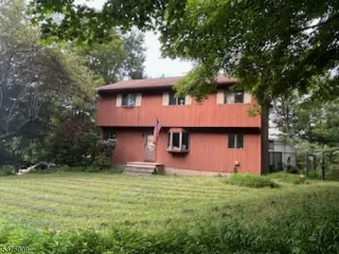 6 Race St, Pittstown, NJ 08867