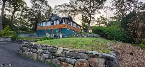 99 Lindys Dr, West Milford, NJ 07480