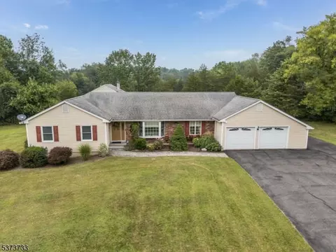 68 Countryside Rd, Columbia, NJ 07832