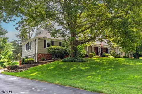 13 Fox Hill Dr, Warren, NJ 07059