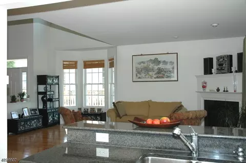 252 Levinberg Ln, Wayne, NJ 07470 photo 2
